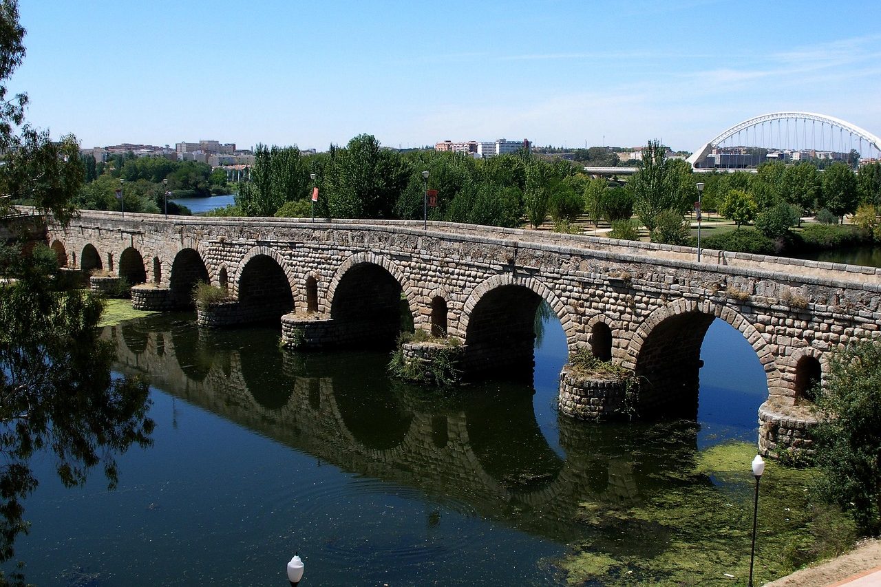 ローマ橋（Puente Romano）